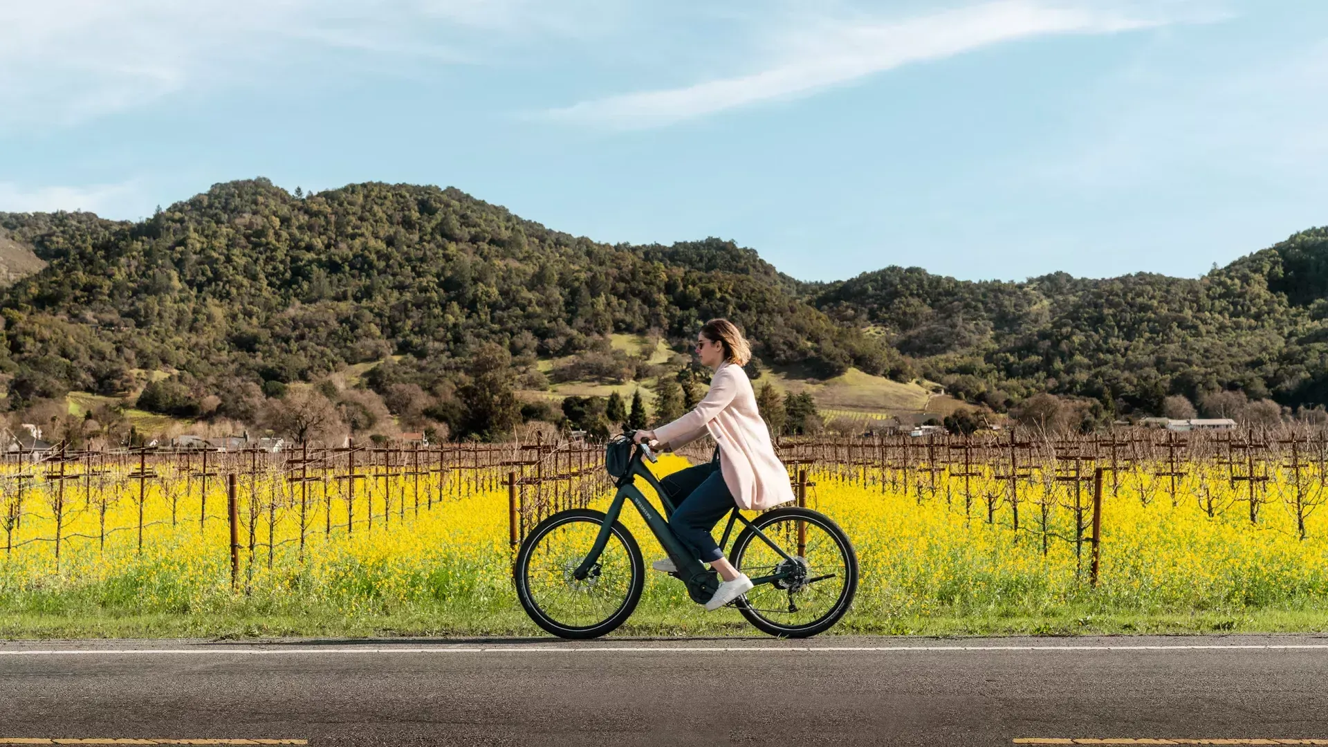 mulher andando de bicicleta em Napa