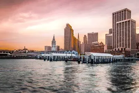 El Ferry Building al atardecer desde la bahía.